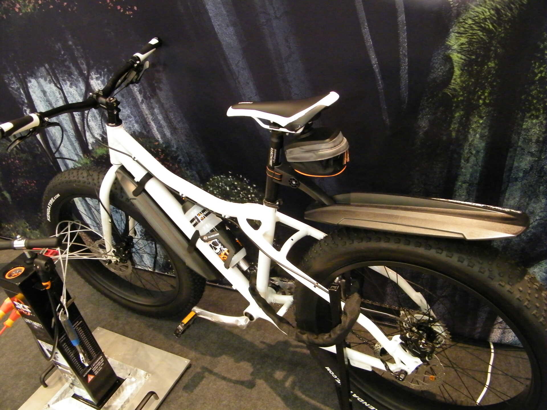 SKS-GERMANY-Z.E.G-Show-2016-Neuheiten-Neu-Fatbike-e-Bike-Standpumpe-Schutzblech-Spritzblech-Mudguard-Radschutz-Fahrradschutzblech-MTB-Bike-Steckschutzblech Mountainbike SKS Schutzbleche am Fahrrad
