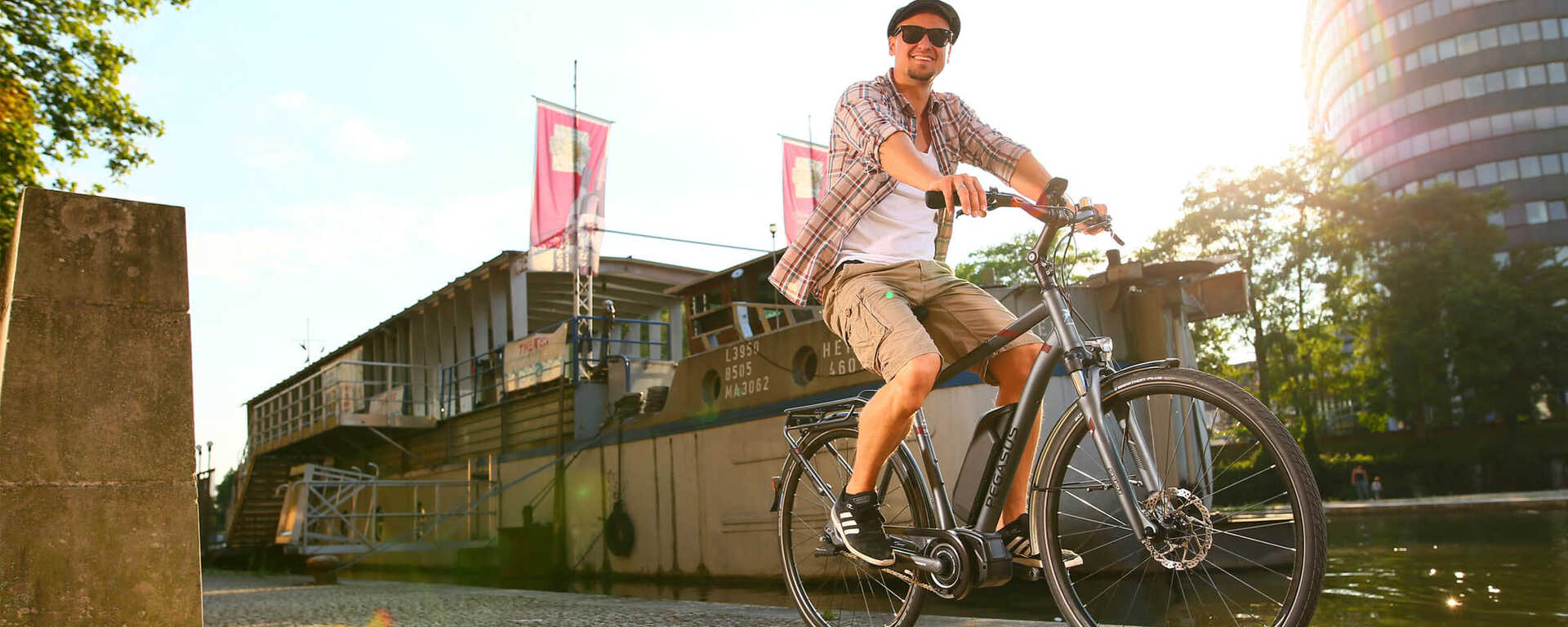 E-Bike Kaufen Erlangen, Fürth, Nürnberg Mann fährt auf einem Pegasus E-Bike durch die Stadt