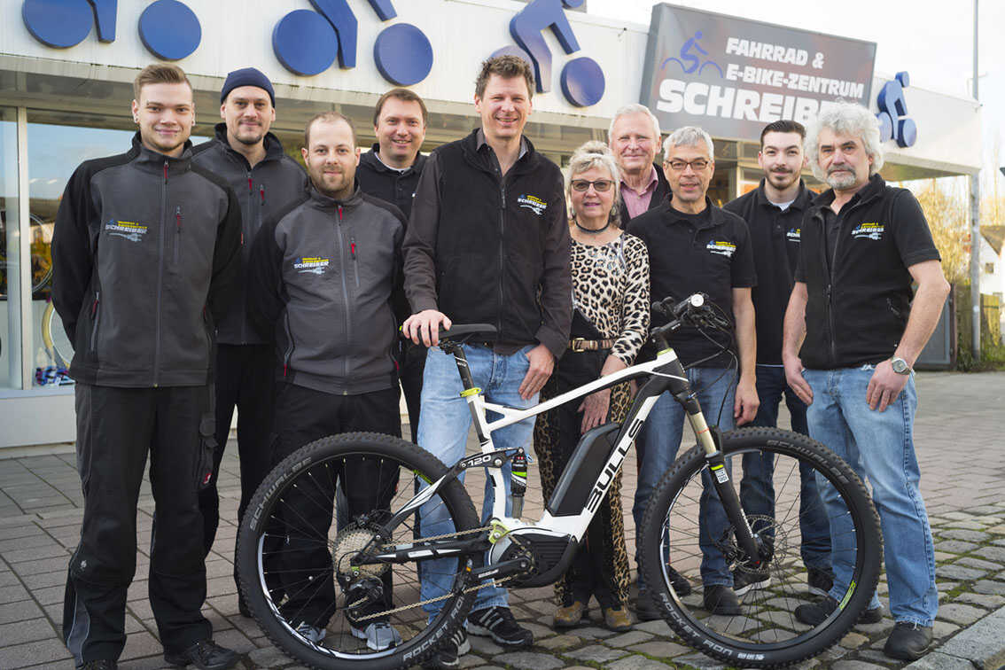 Fahrrad-Schreiber-Team Alle Mitarbeiter vom Fahrrad Schreiber vor dem Fahrradladen in Erlangen