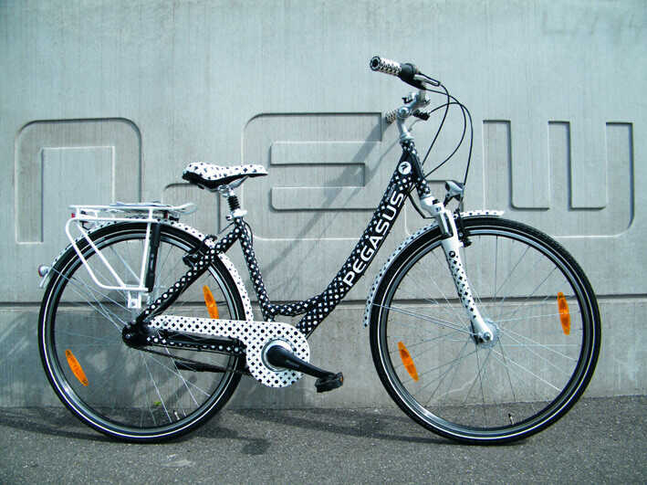 Pegasus Cityrad an Wand Hauswand gelehnt