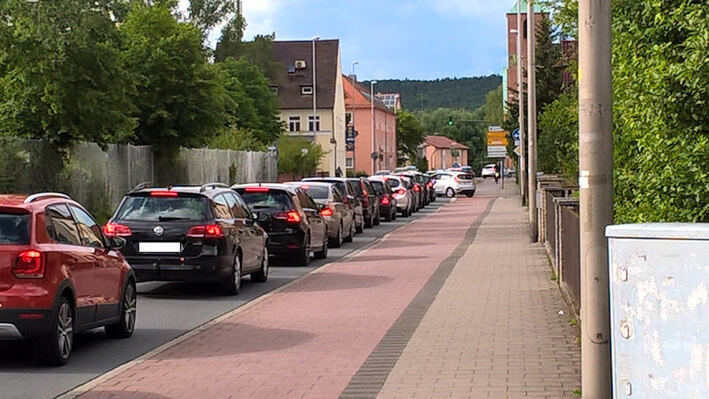 Stau-erlangen-nürnberg-fürth Straße mit Autos die im Stau stehen