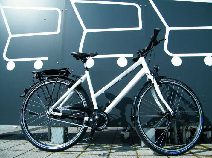 Urban-Bike Steppenwolf Trapez Cityrad an Schild gelehnt