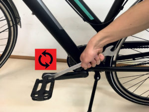 linkes Pedal wird mit einem langen 15er Gabelschlüssel in Kurbel eingeschraubt