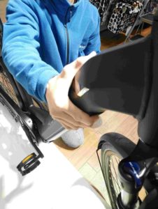 Akku wird mit einer Hand leicht in den Rahmen gedrückt